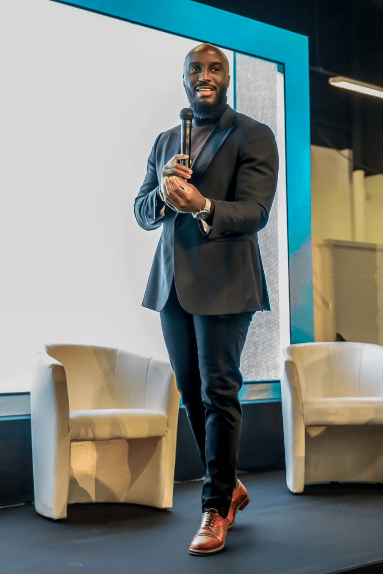 Guy INCHOT est un conférencier, formateur, modérateur et entrepreneur engagé, qui metla parole au service de la justice, de l’élévation et de la solidarité.